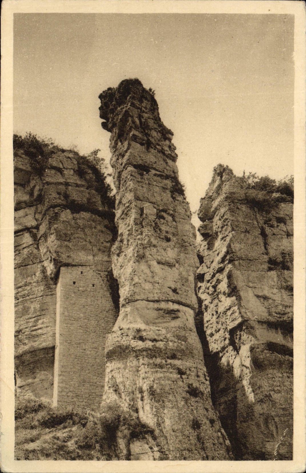 VINTAGE POSTCARD Roquefort Falls Of Combalou the large Skittle