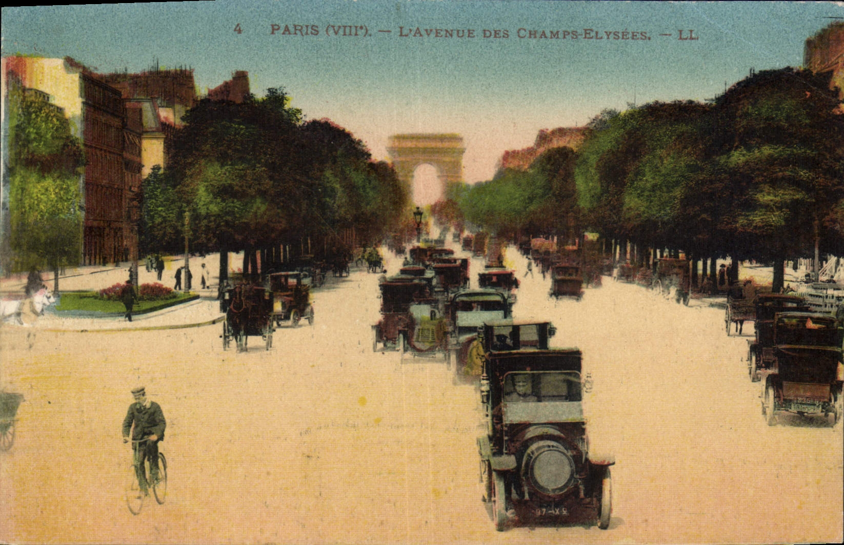 CPA Paris L'avenue Des Champs Elysees Automobile