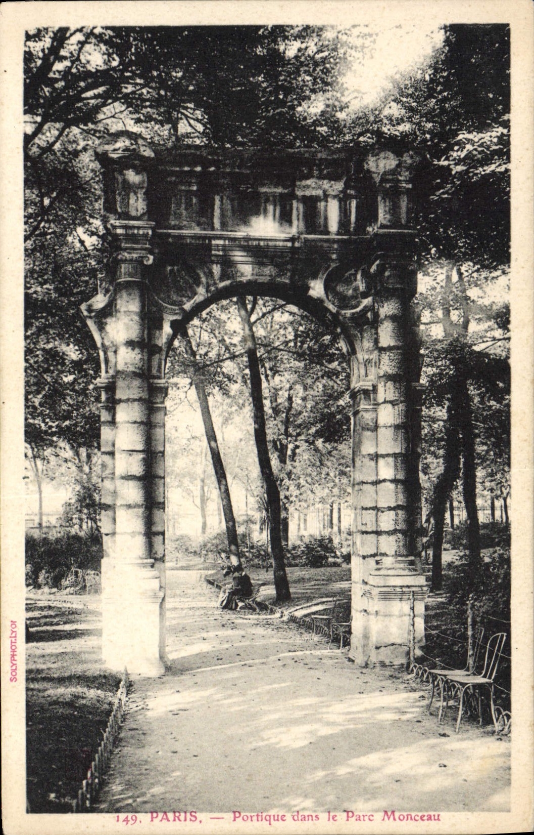 Pórtico de París de la POSTAL de la VENDIMIA en el montón del parque
