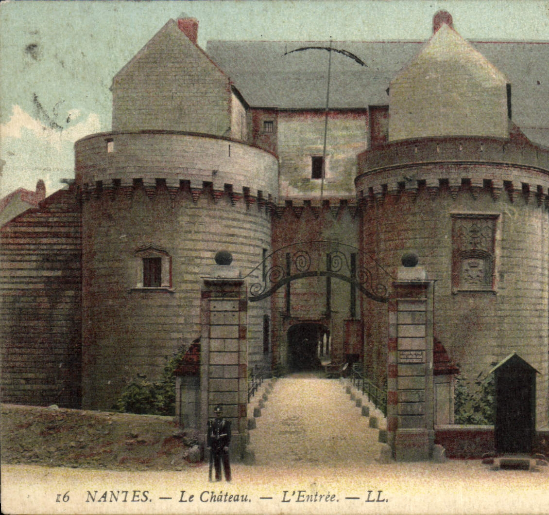 VINTAGE POSTCARD Nantes the Castle the Entry