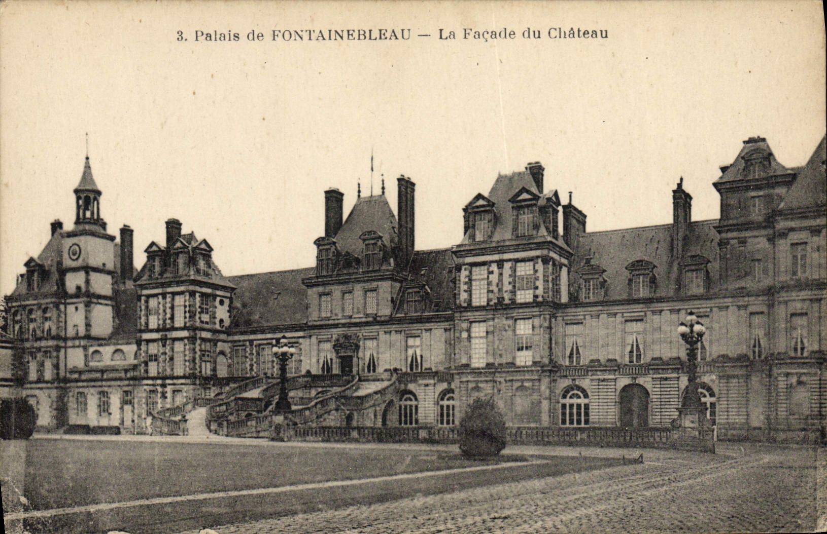 VINTAGE POSTCARD Palate De Fontainebleau the Frontage Of the Castle