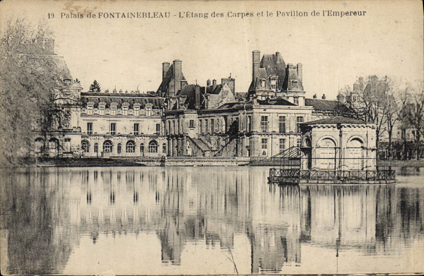 CPA Palais De Fontainebleau L'Etang Des Carpes Et Le Pavillon De I'Empereur