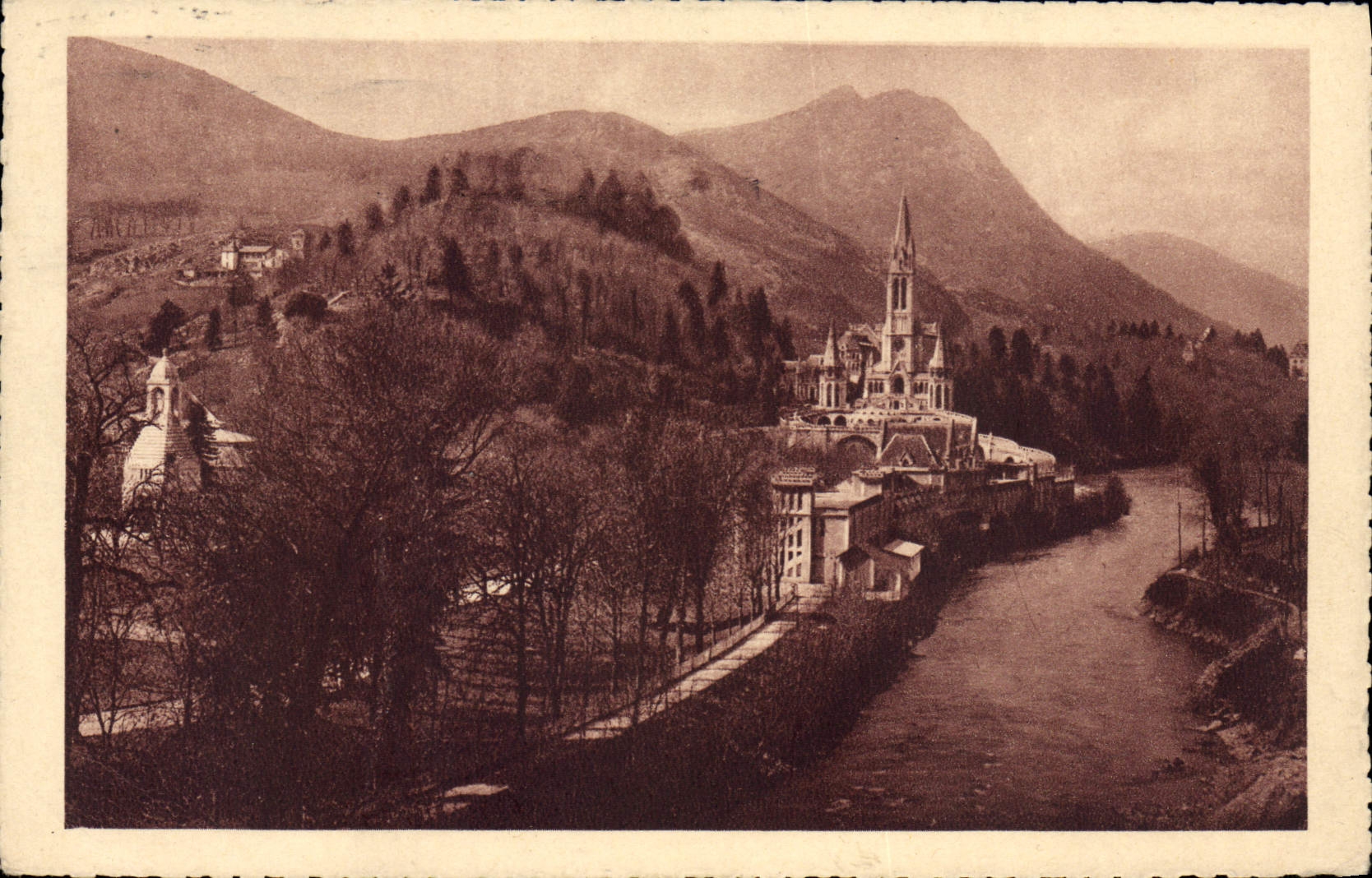 POSTAL de la VENDIMIA pesada la basílica y el monumento interaliado