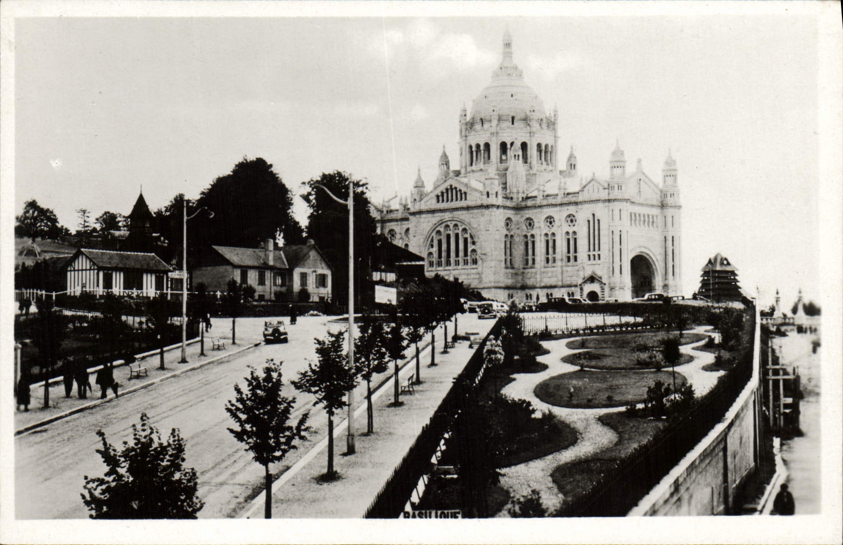 CPM Lisieux L'Avenue De La Basilique et la basilique