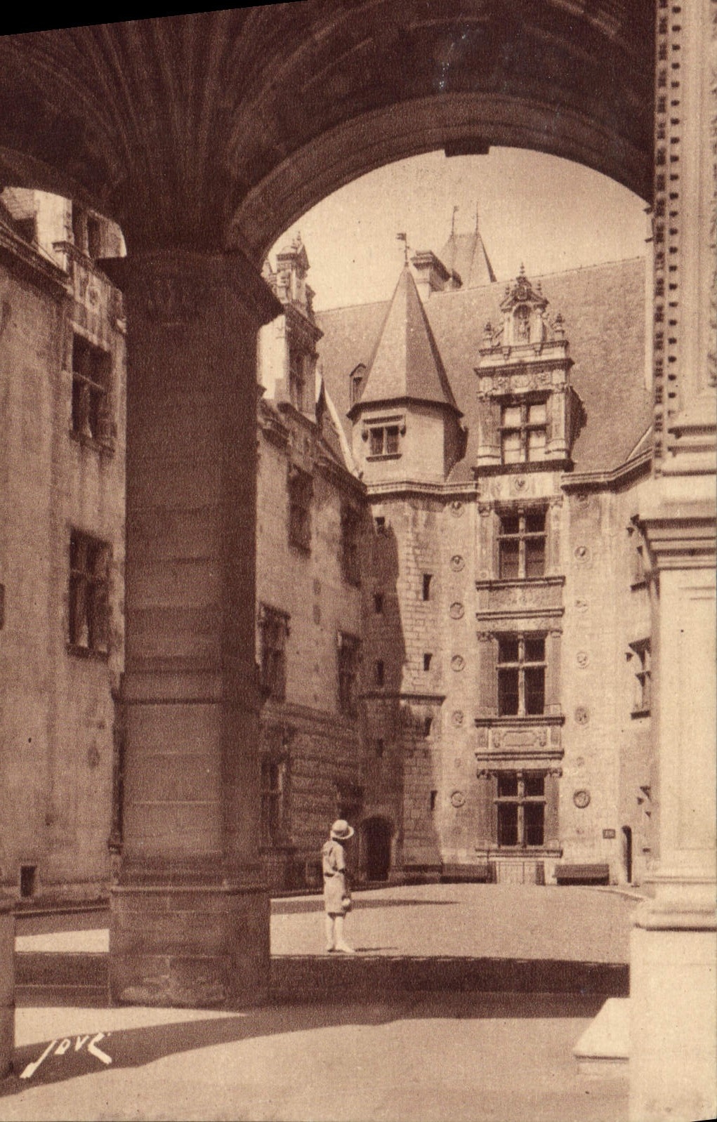 Patio principal de Pau de la POSTAL de la VENDIMIA del castillo de Enrique IV