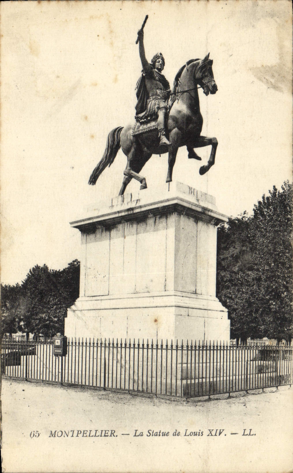 VINTAGE POSTCARD Montpellier the Statue Of Louis XIV