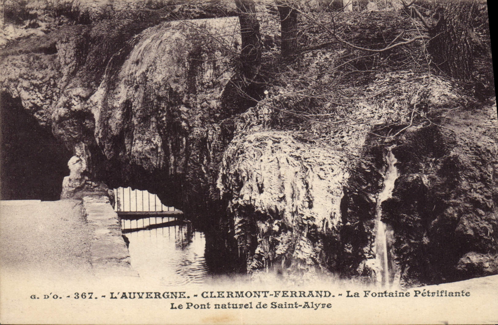 VINTAGE POSTCARD Auverngne Clermont Ferrand the Petrifying Fountain the natural bridge of Alyre Saint