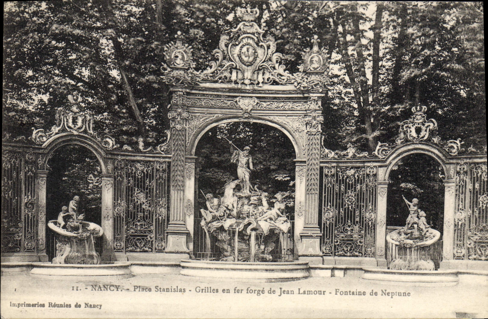 CPA Nancy Place Stanislas Grilles en Fer Forge de Jean Lamour Fontaine de Neptune