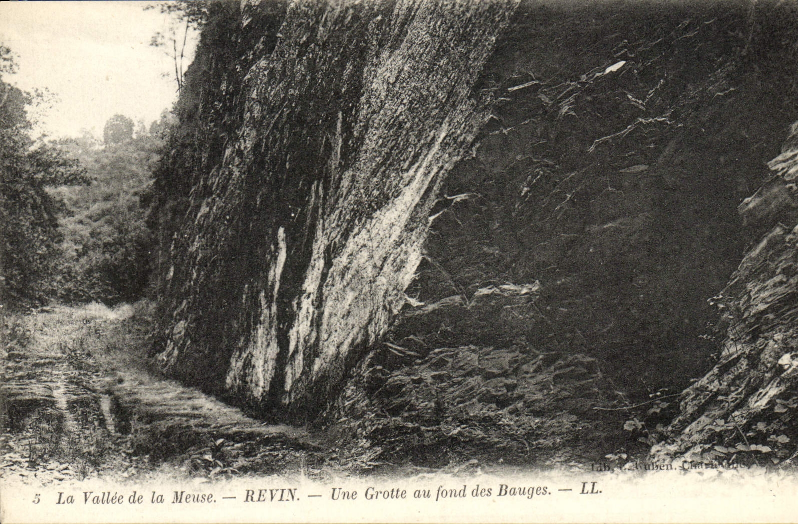 CPA Revin Une Grotte au Fond Des Bauges