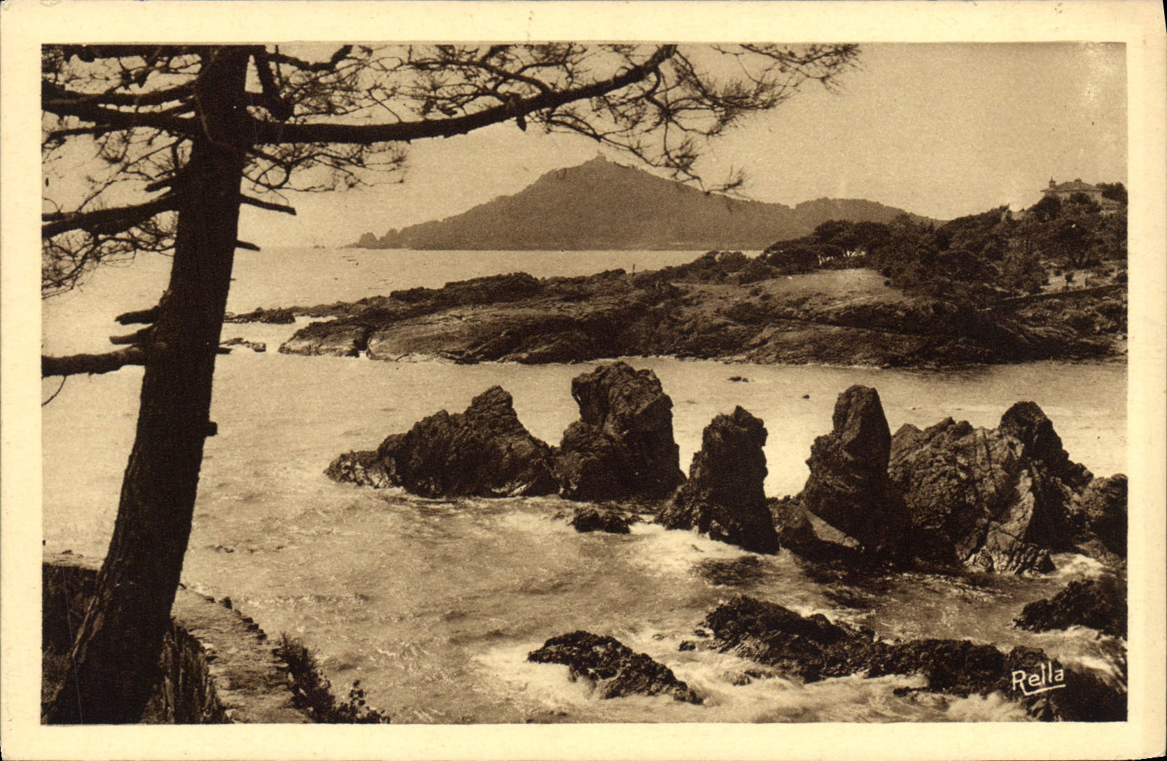 CPA Agay Route de la corniche a Agay La pointe de la Baumette et le Dramont
