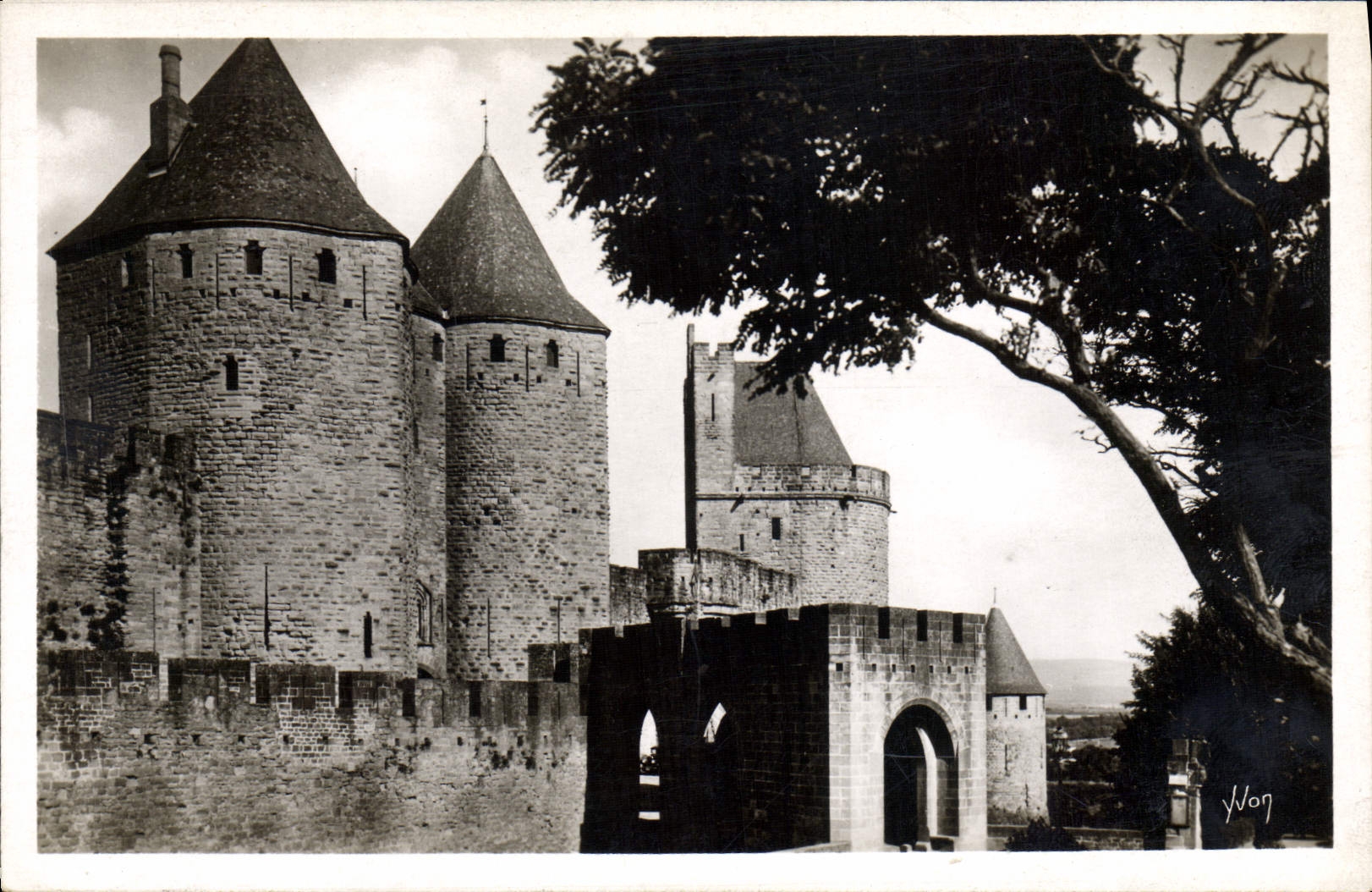 CPA Carcassonne La Cite Entree de la porte Narbonnaise Le pont levis