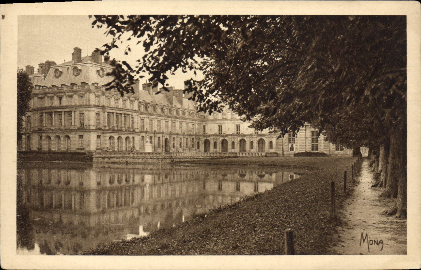 CPA Palais de Fontainebleau Le palais et l'etang 