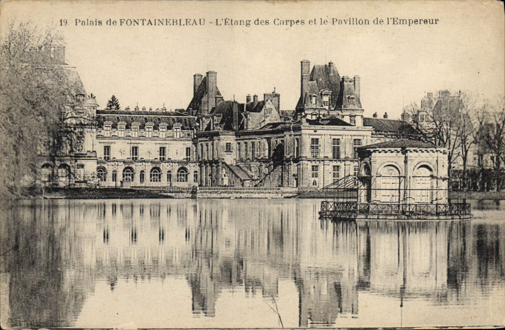 VINTAGE POSTCARD Palate De Fontainebleau the Pond of Carps and the House of Empereue