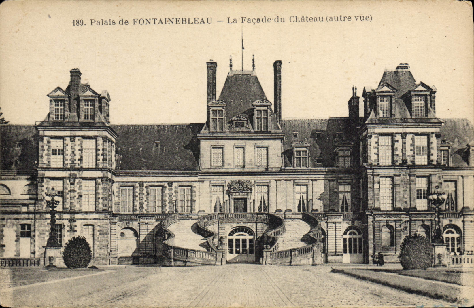 VINTAGE POSTCARD Palate of Fontainebleau the Frontage of the Castle
