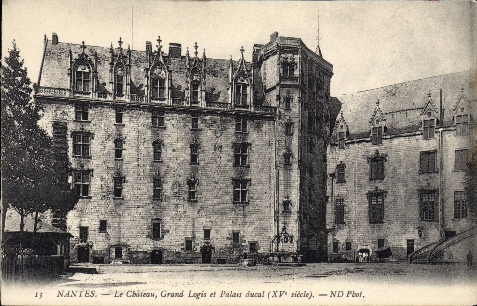 VINTAGE POSTCARD Nantes the castle Large home and ducal palate