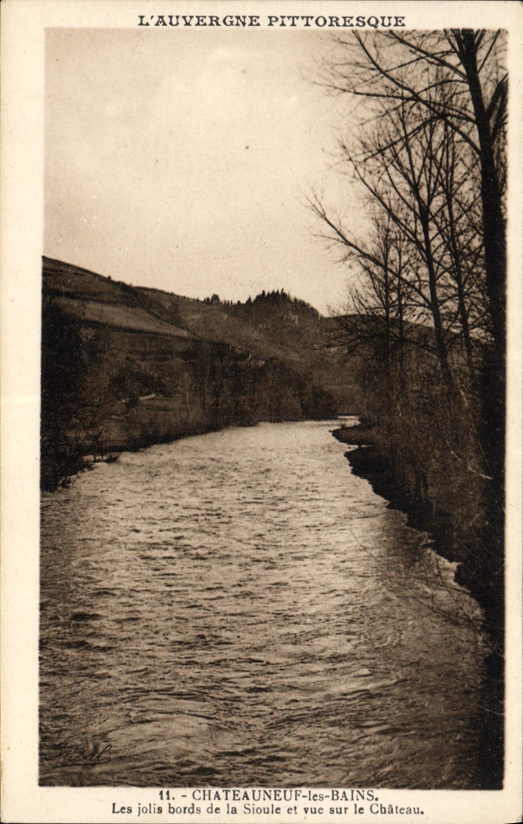 CPA L'Auvergne Chateauneuf les Bains Les jolis bords de la Sioule et vue sur le chateau