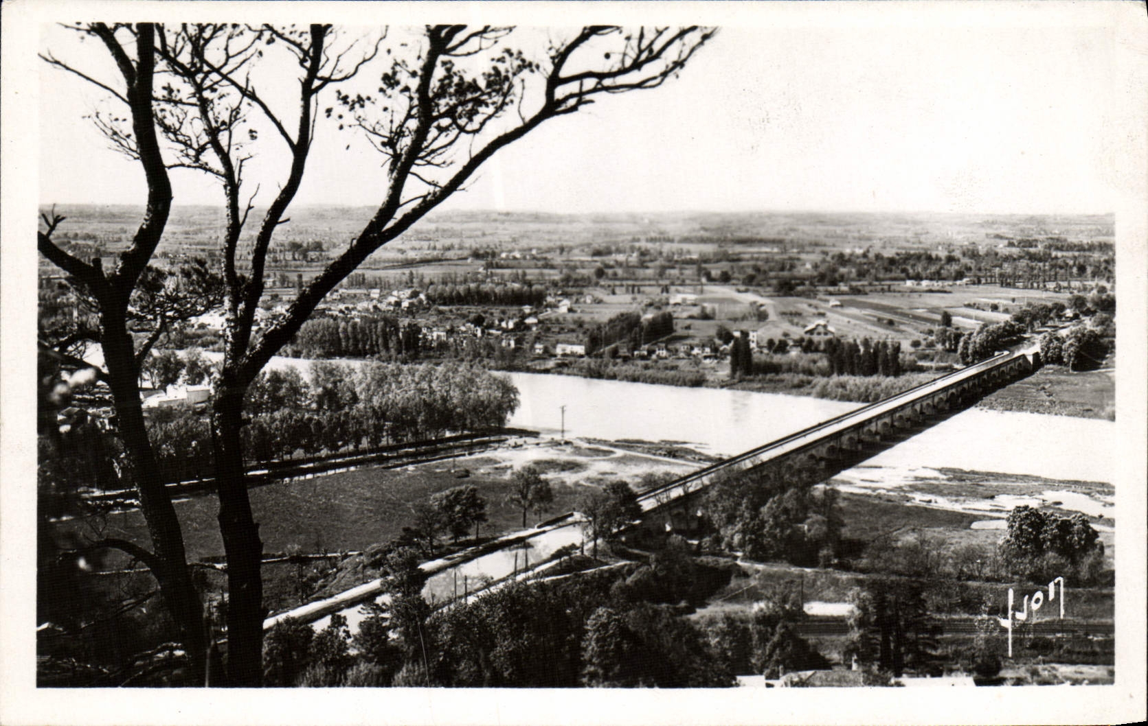 CPM Agen Vue Sur la Garonne et le Pont Canal