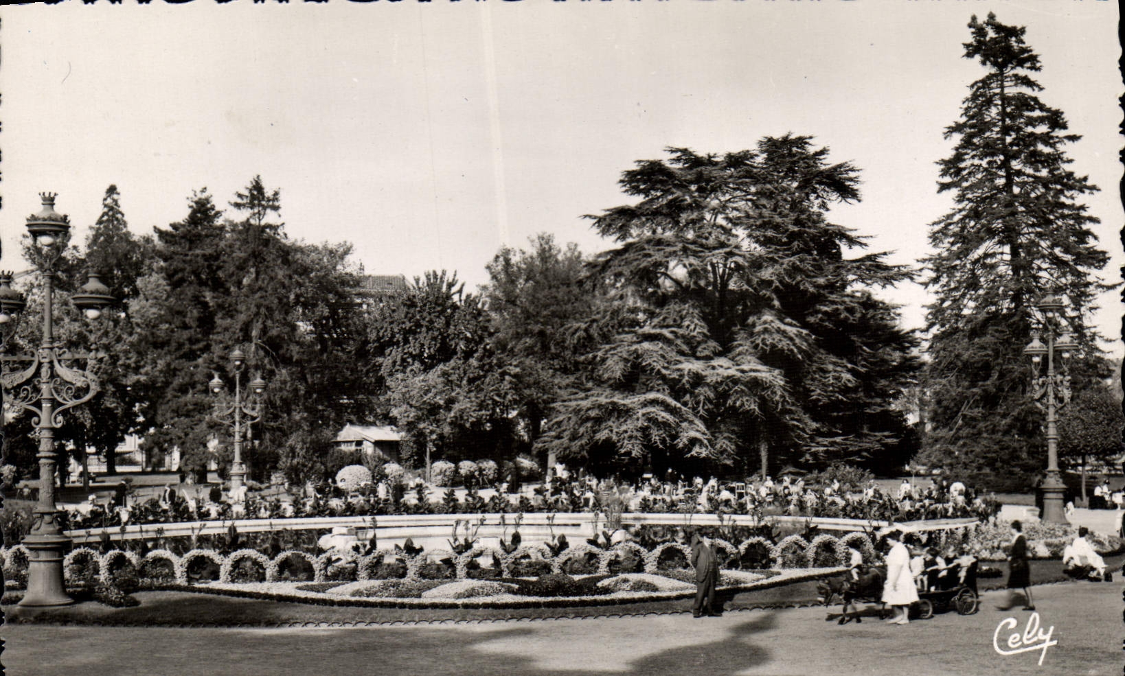 CPM Toulouse Un Coin du Jardin du Grand Rond