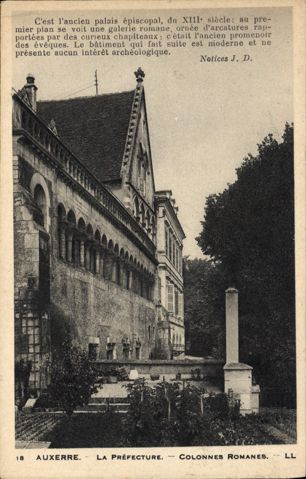 CPA Auxerre La Prefecture Colonnes Romanes