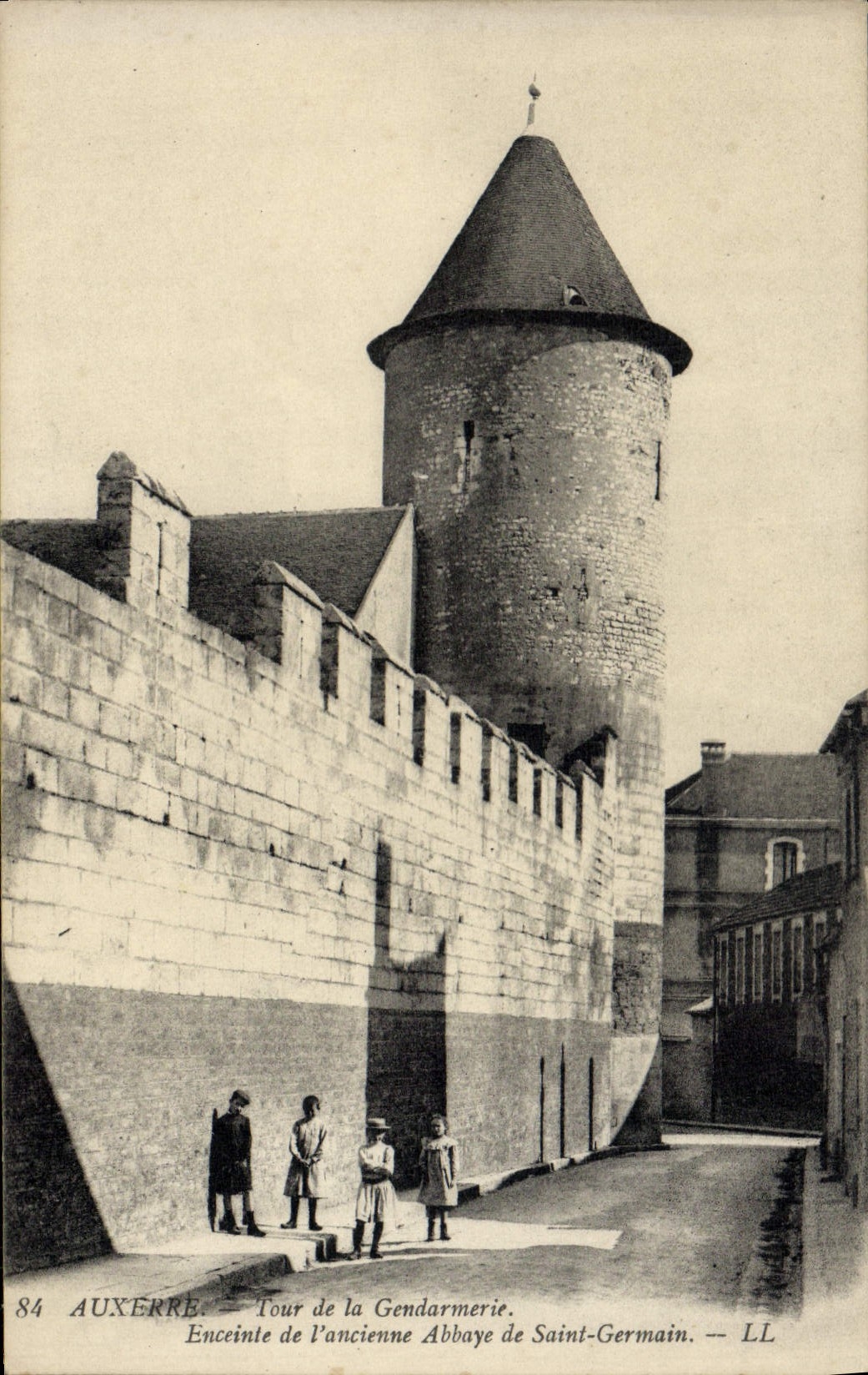 CPA Auxerre Tour de la Gendarmerie Enceinte de l'ancienne abbaye de Saint Germain Enfants