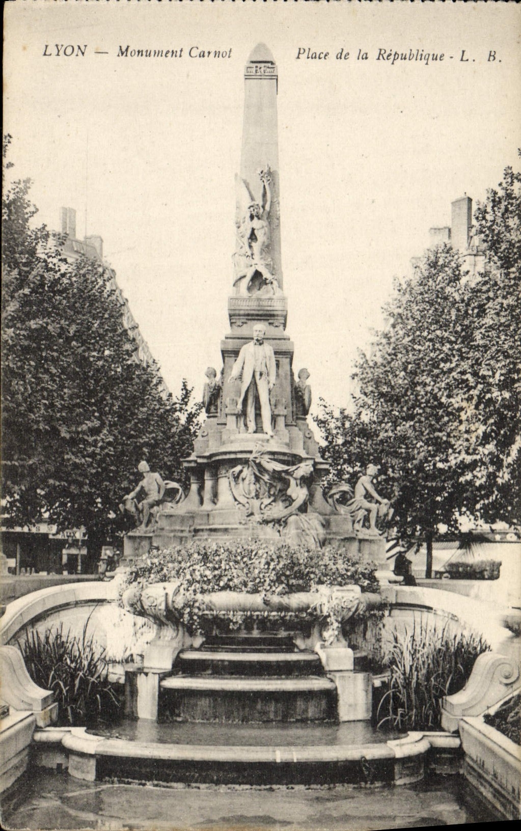 CPA Lyon Monument Carnot Place de la Republique