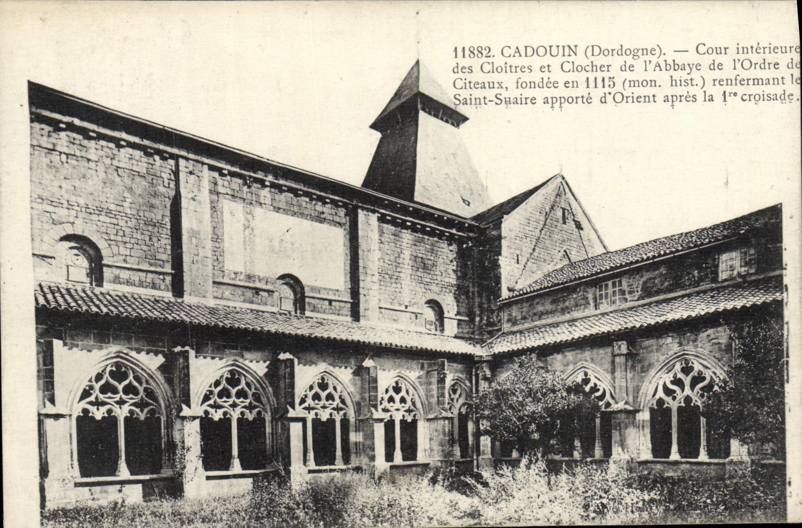 CPA Cadouin Cour interieure des Cloitres et clocher de l'abbaye de l'ordre de Citeaux