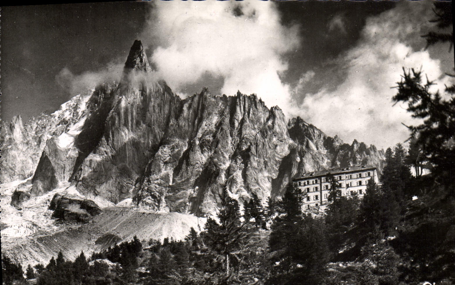 CPM Chamonix La Mer de Glace Hotel du Montenvers et le Dru