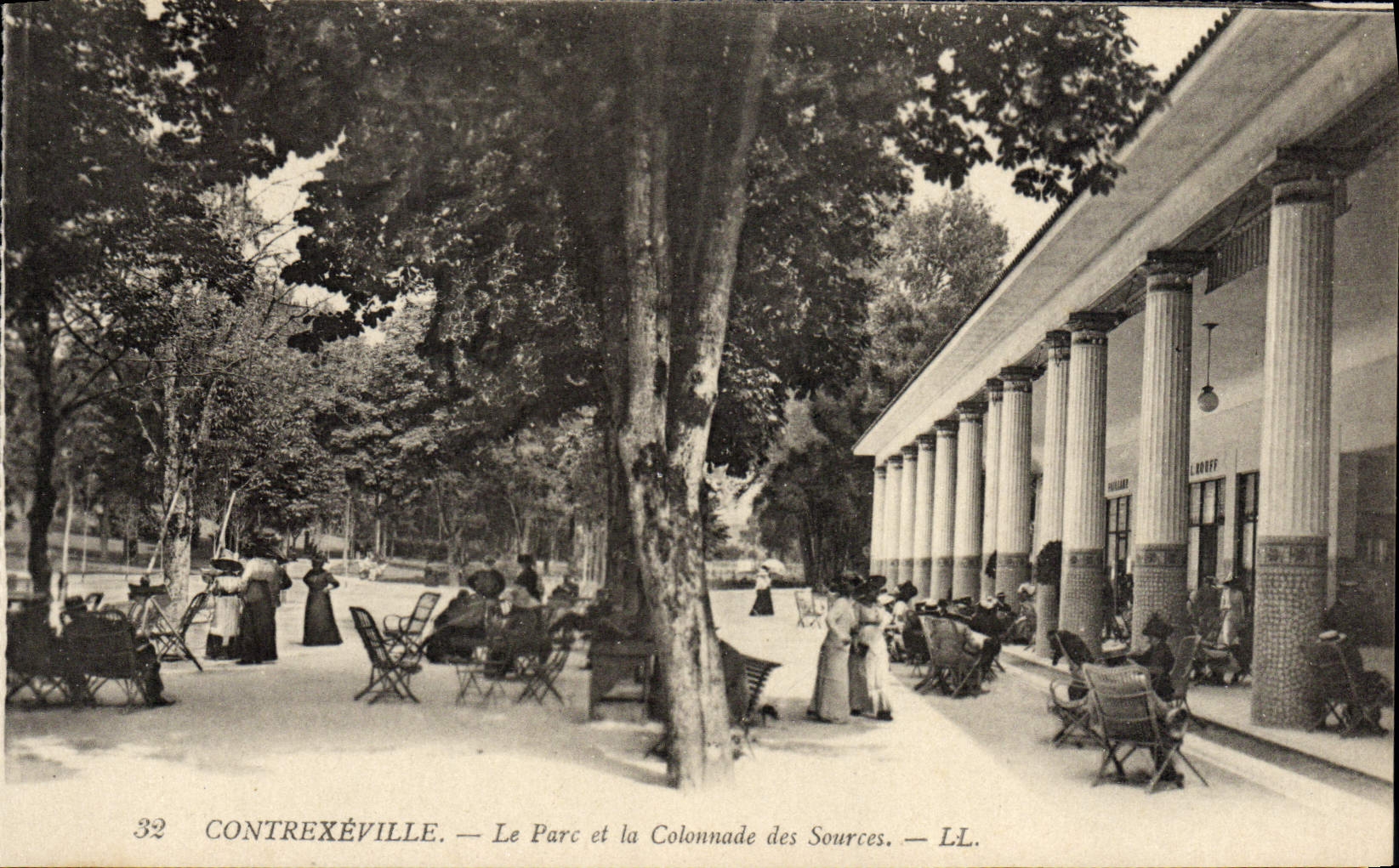 CPA Contrexeville Le Parc et la Colonnade des Sources