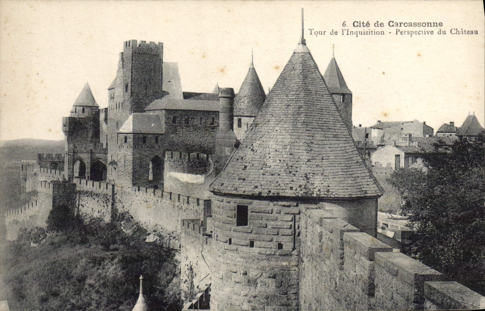 CPA Cite de Carcassonne Tour de l'Inquisition Perspective du chateau