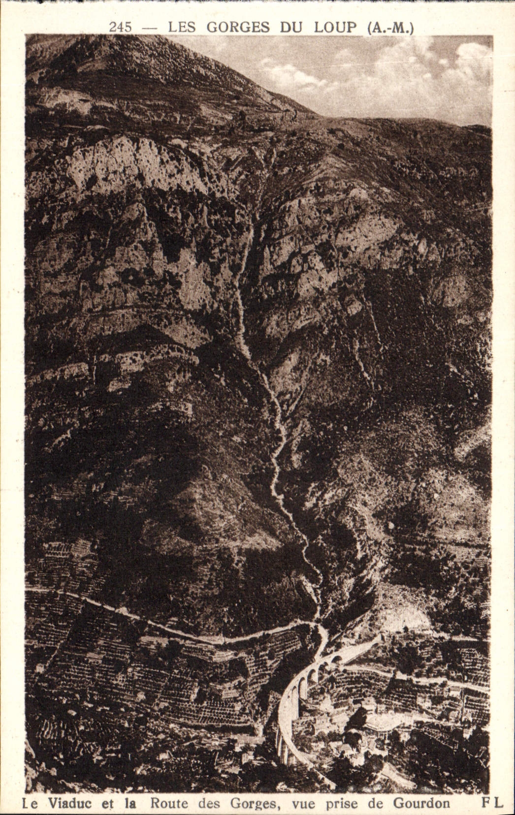 CPA Gourdon Les Gorges Du Loup Le viaduc et la route des Gorges Vue prise du Gourdon