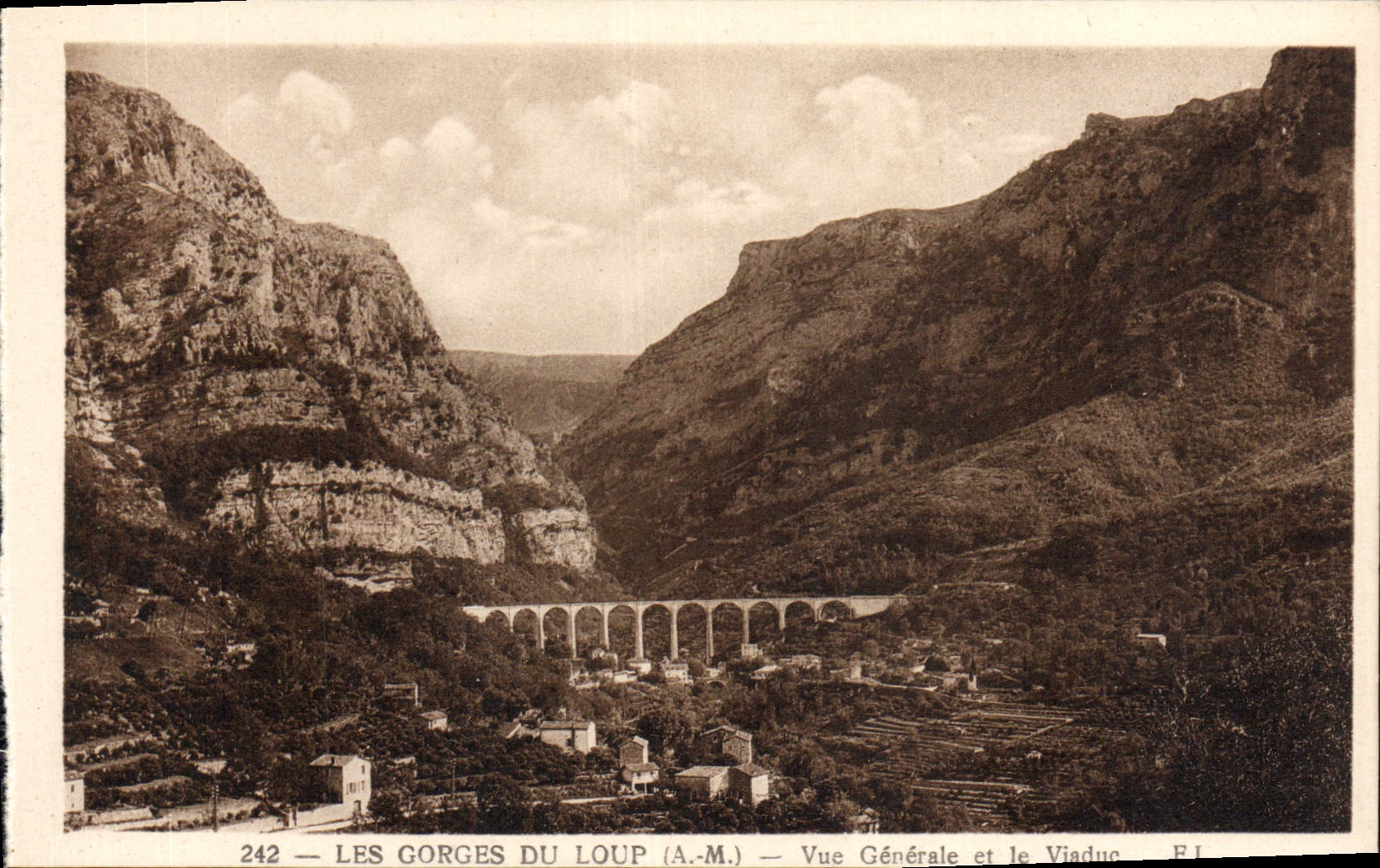 CPA Gourdon Les Gorges Du Loup Vue generale et le viaduc