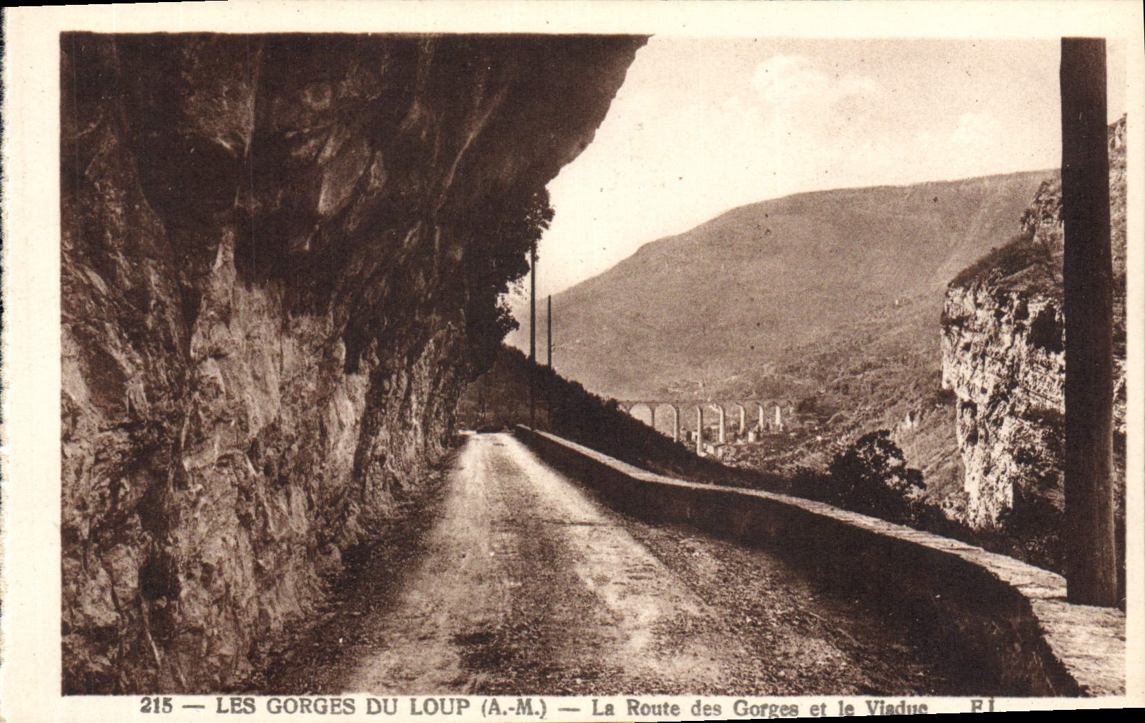 CPA Gourdon Les Gorges Du Loup La Route des Gorges et le viaduc