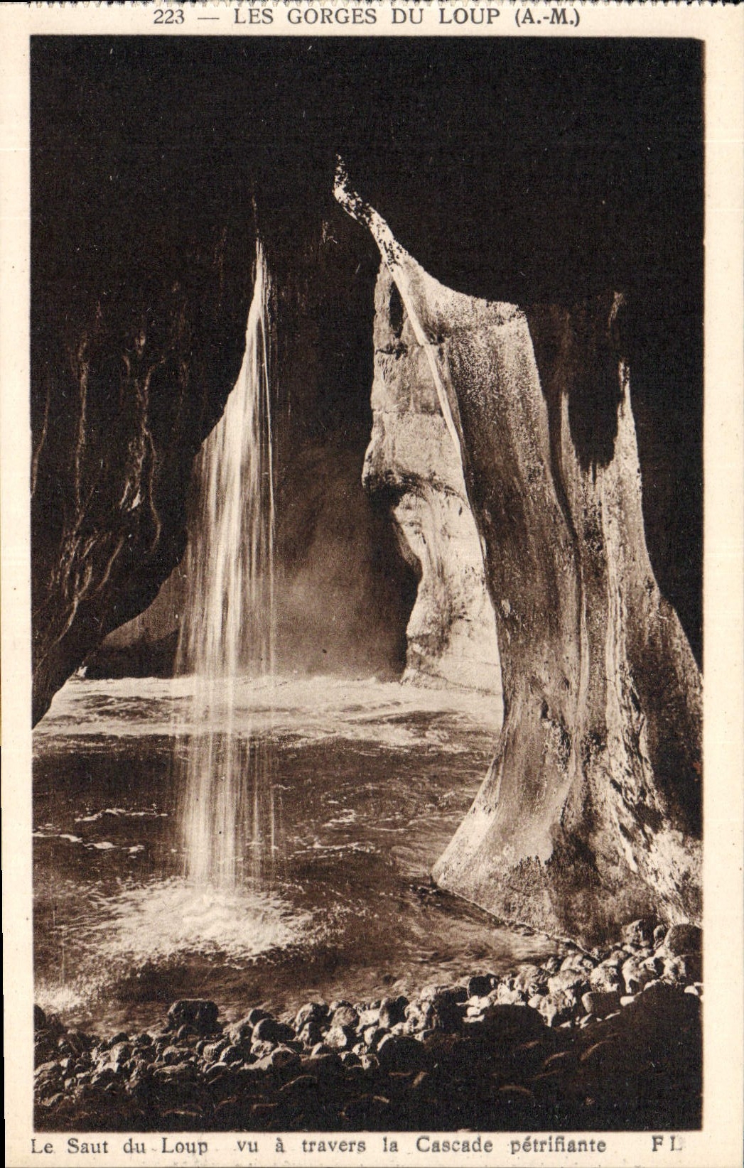 CPA Gourdon Les Gorges Du Loup Le saut du loup vu a travers la cascade petrifiante