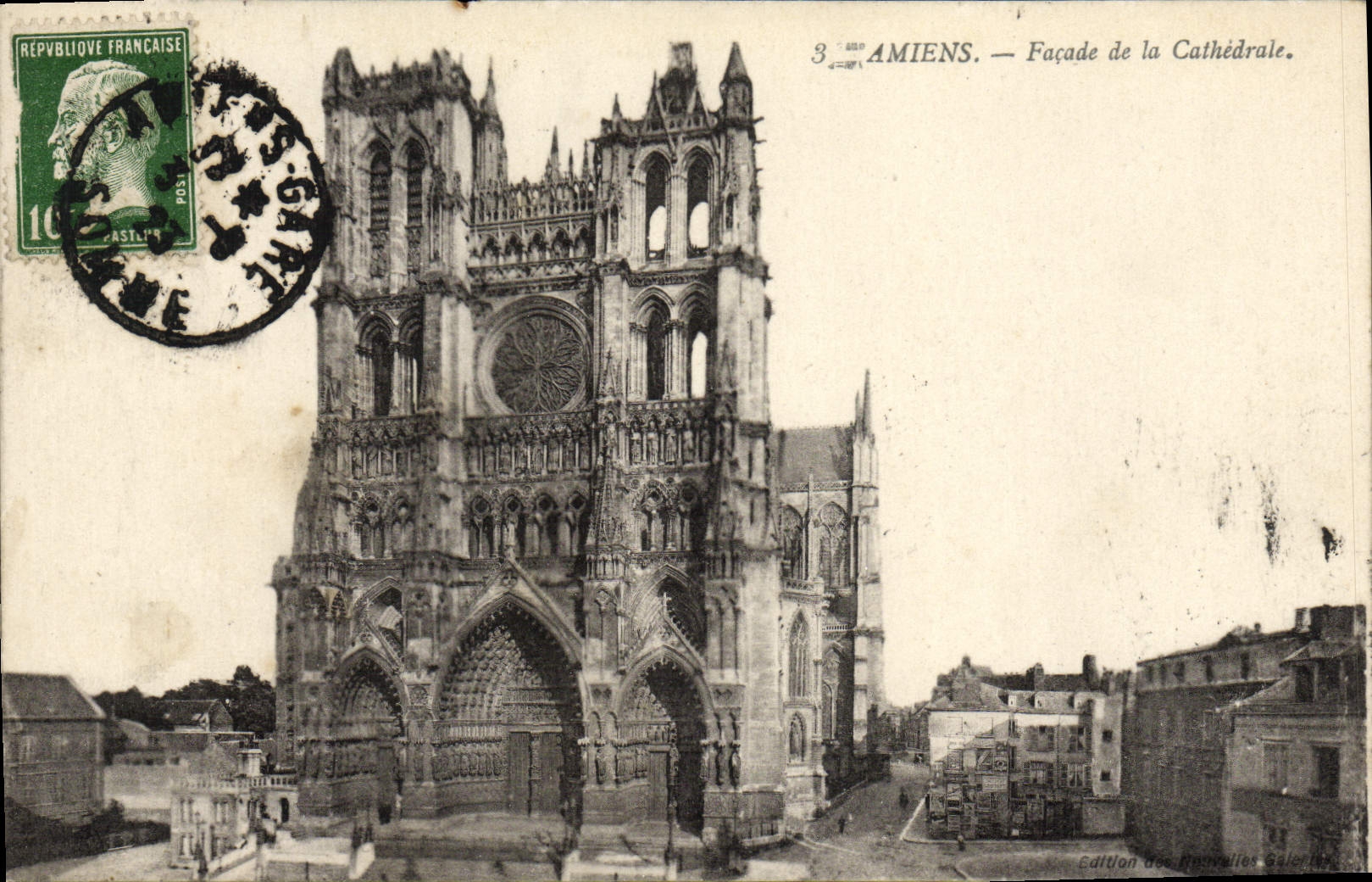 VINTAGE POSTCARD Amiens Frontage of the Cathedral