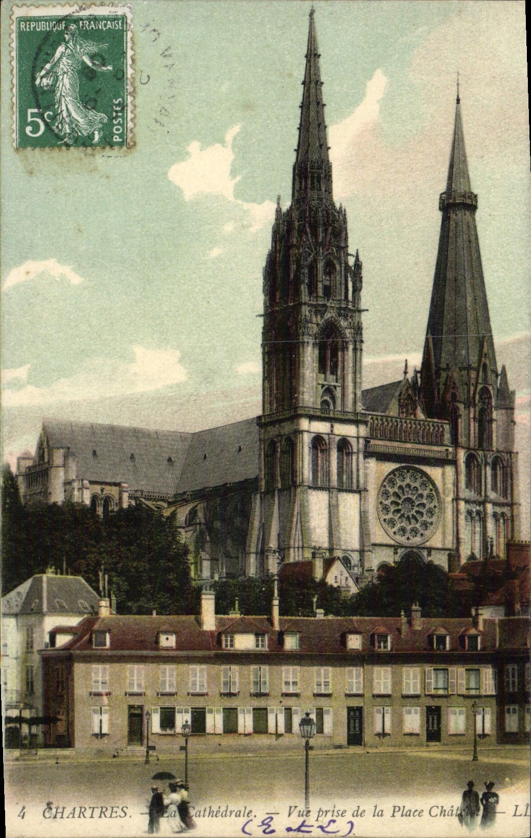 CPA Chartres La Cathedrale Vue prise de la place 