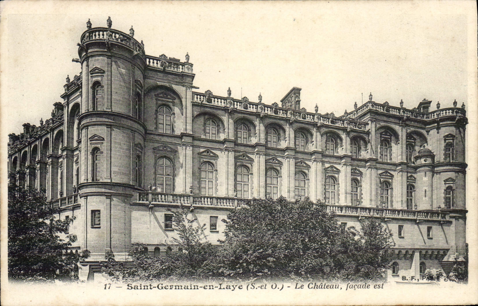 CPA Saint Germain en Laye Le Chateau Facade Est