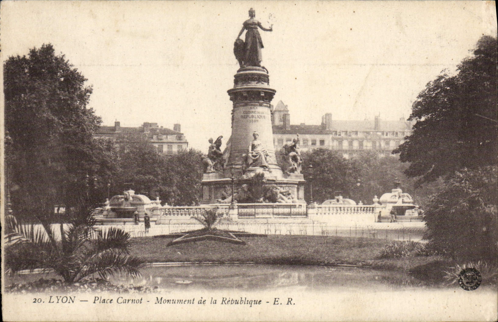 CPA Lyon Place Carnot Monument de la Rebublique 