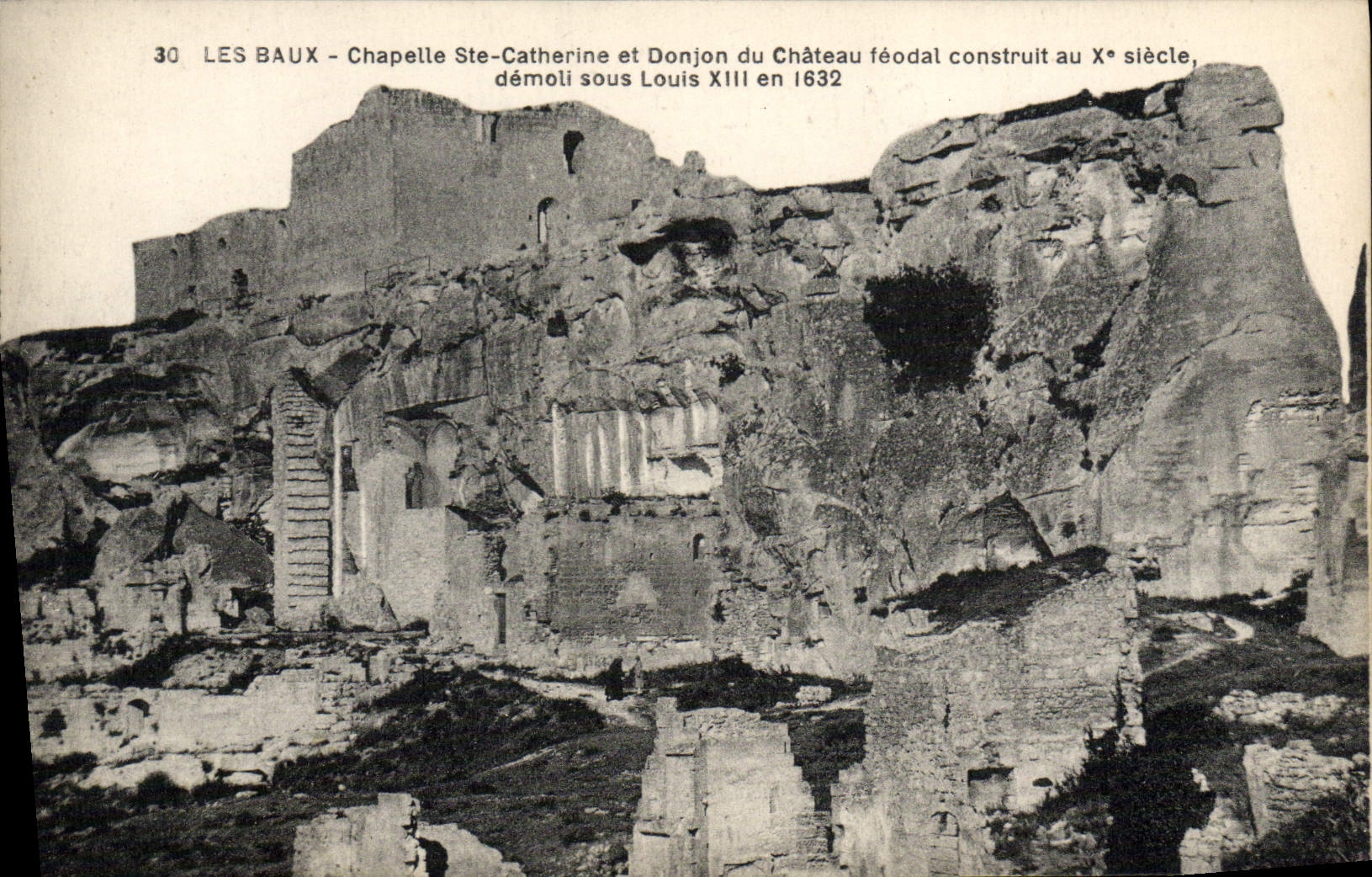 CPA Les Baux Chapelle Ste Catherine et Donjon du Chateau