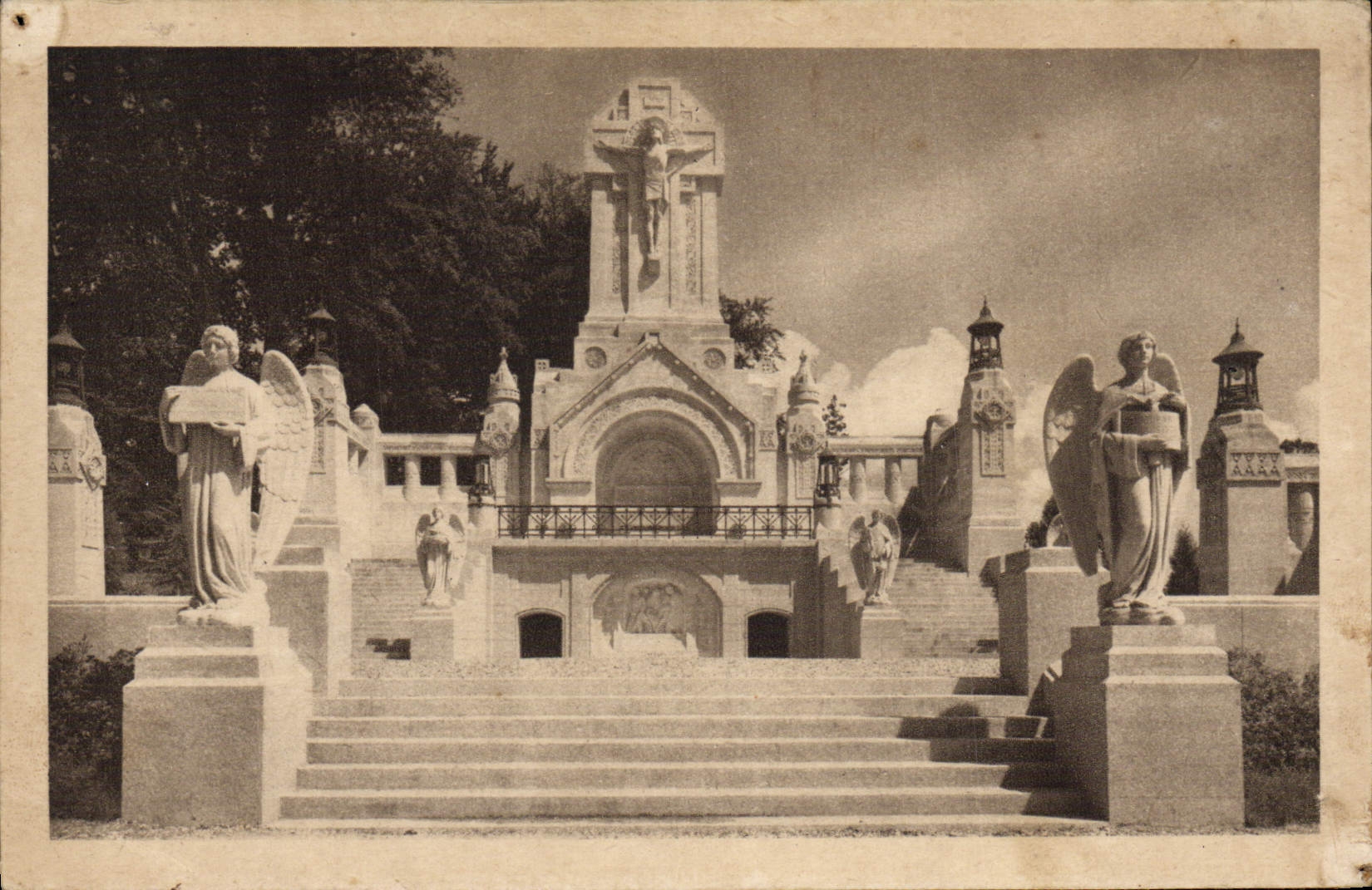 CPA La Basilique De Lisieux Le chemin de croix exterieur Le calvaire Vue d'ensemble