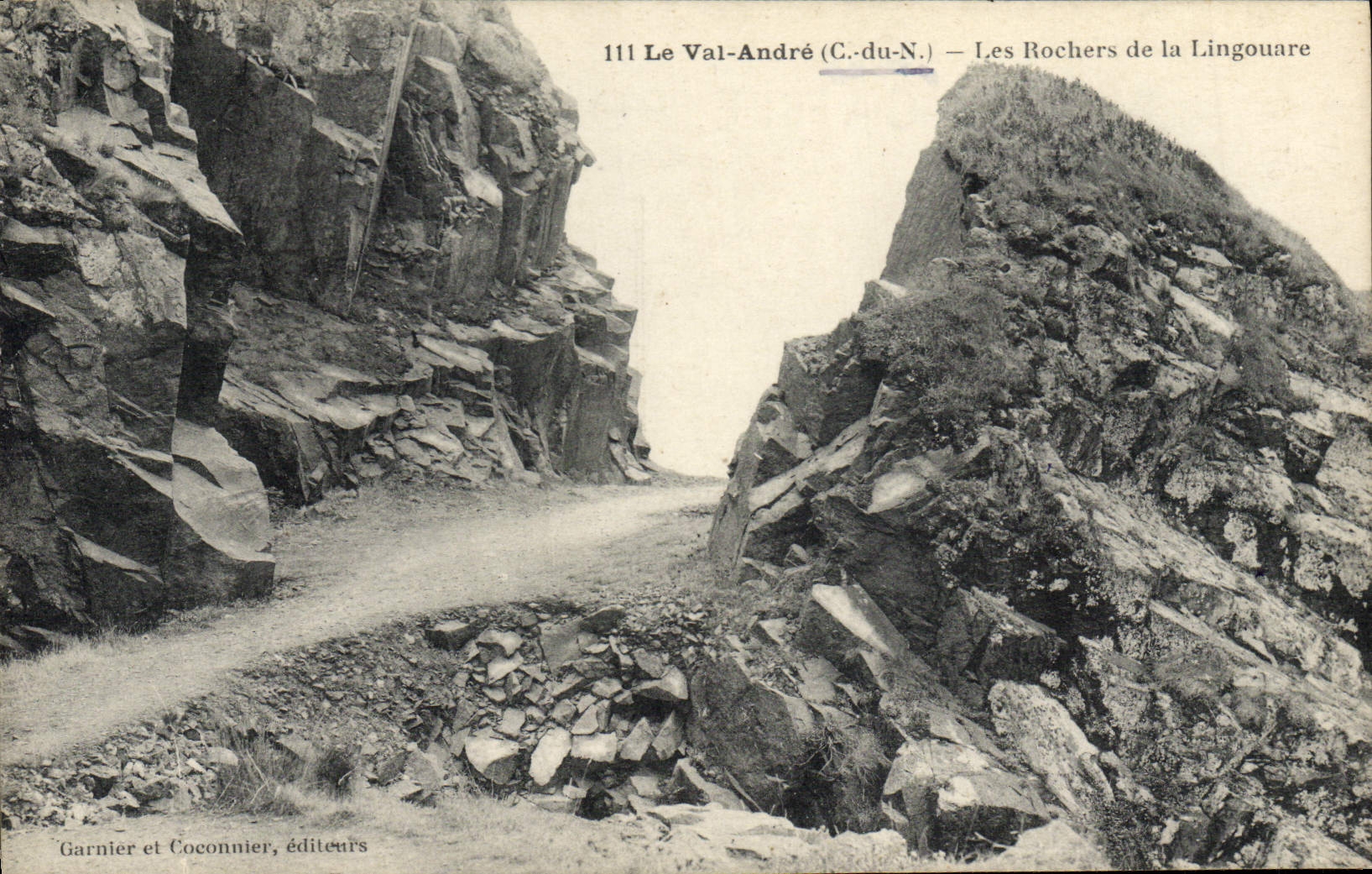 VINTAGE POSTCARD the Valley Andre Rocks of Lingouare