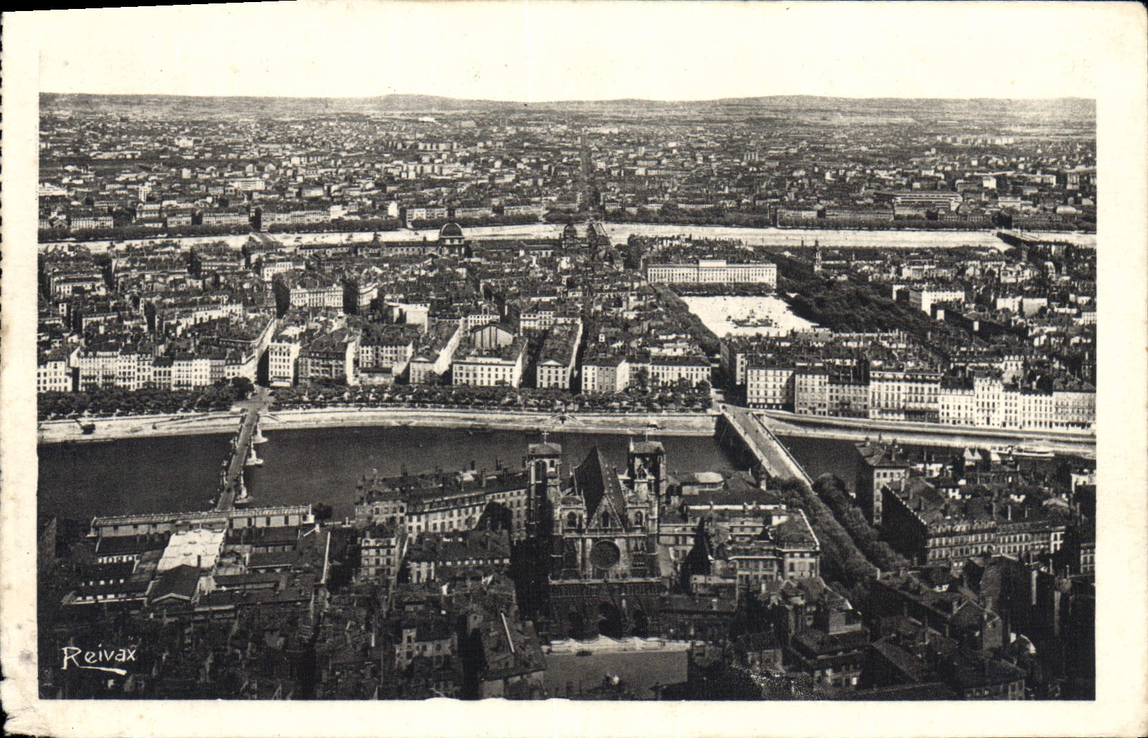 CPA Lyon Vue Sur Saint Jean et Bellecour