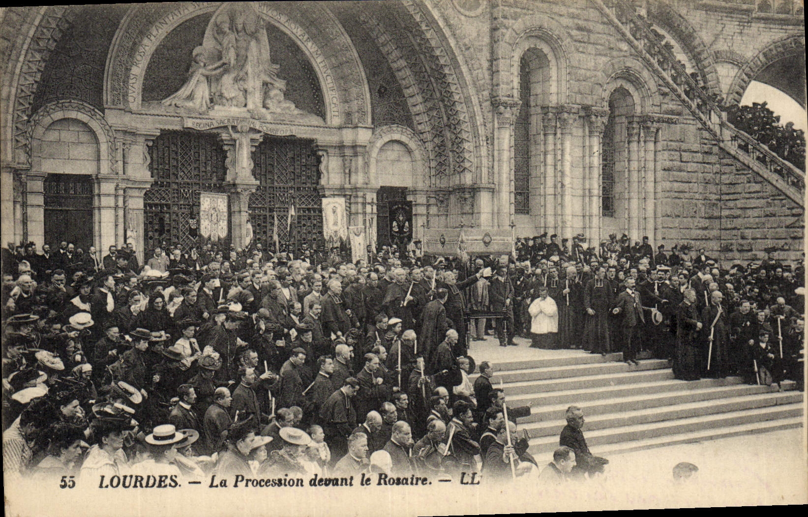 POSTAL de la VENDIMIA pesada la procesión delante del rosario