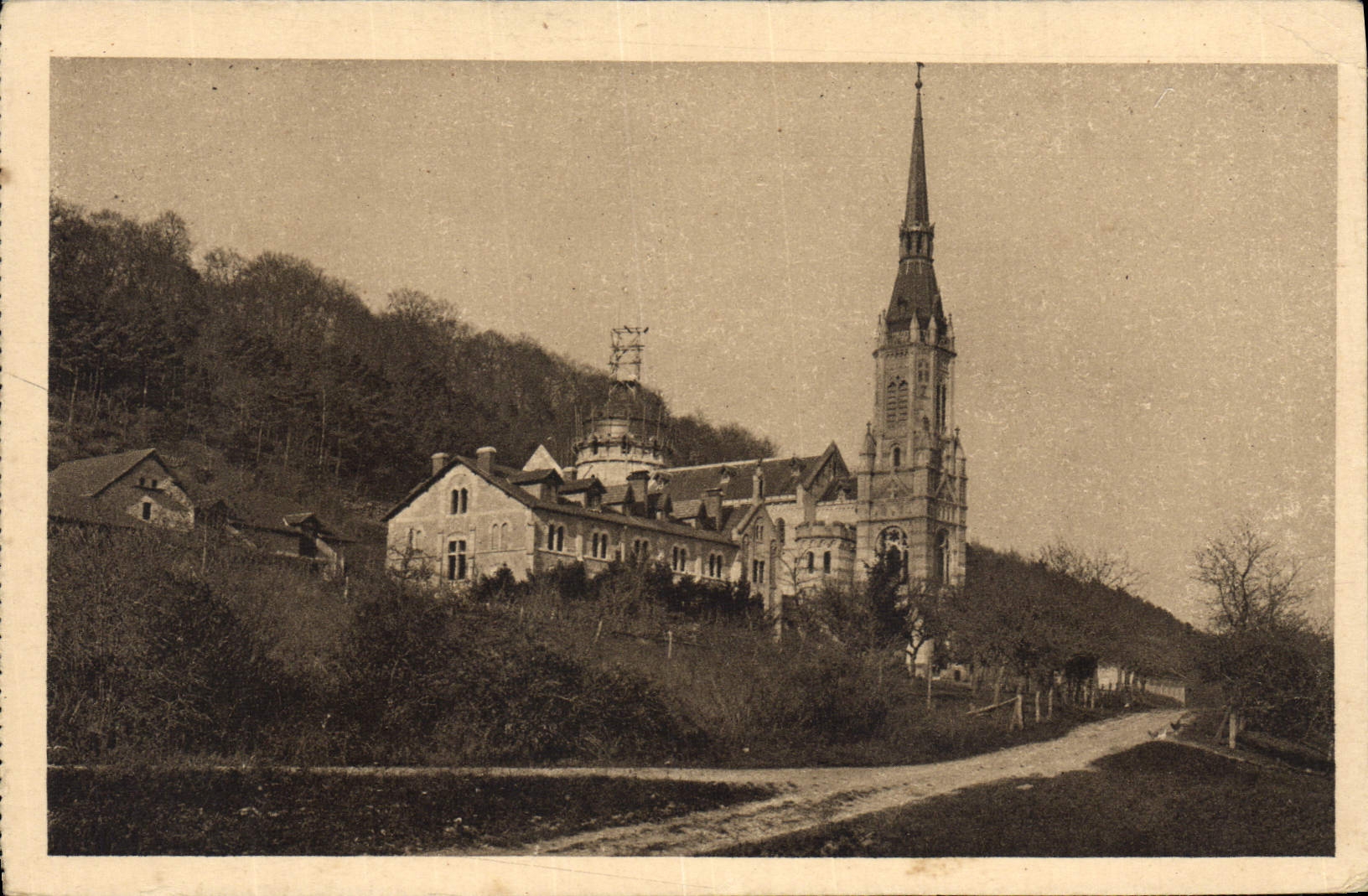 VINTAGE POSTCARD the basilica and the house of the chaplains Seen of Carmel