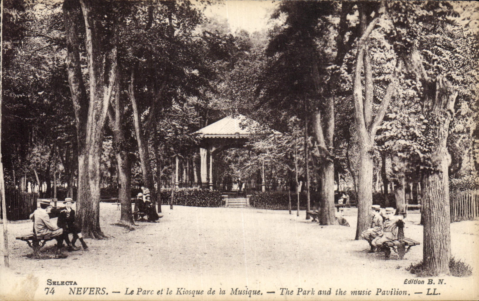 VINTAGE POSTCARD Nevers the Park and the Kiosk of the Music
