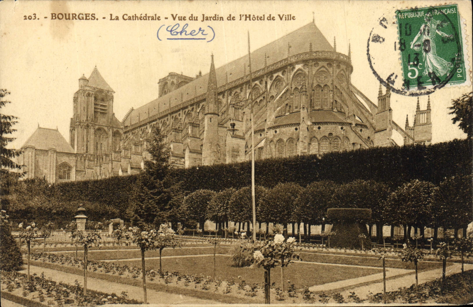 CPA Bourges La Cathedrale Vue du jardin de l'hotel de ville