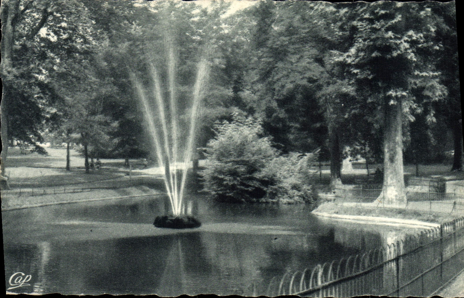 CPA Vichy Dans le Parc