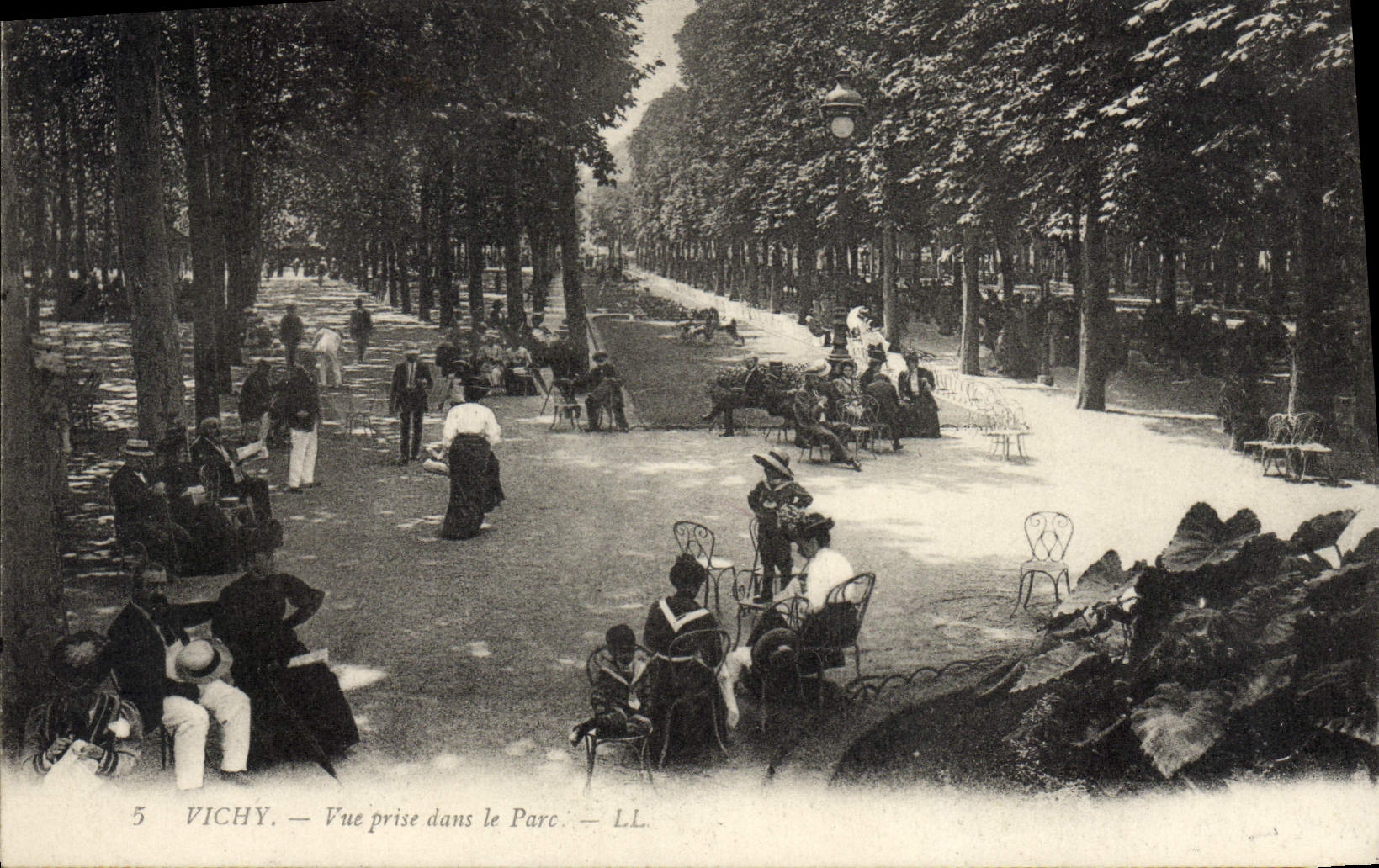 VINTAGE POSTCARD Vichy Seen from in the Park