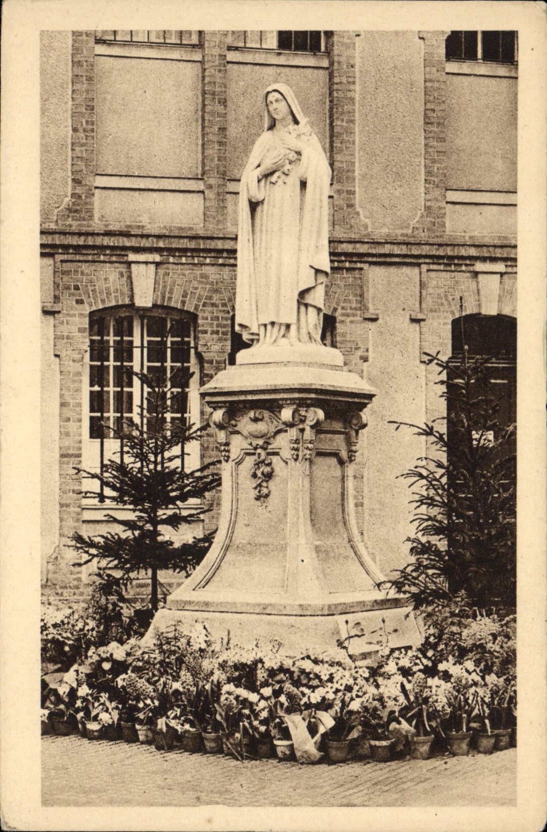 CPA Lisieux Statue de Sainte Therese de l'enfant Jesus dans la cour d'entree du carmel de Lisieux