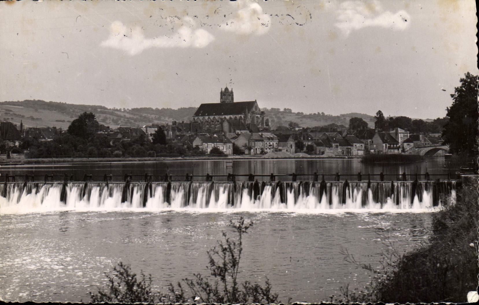 CPM Villeneuve sur Yonne Les bords de Yonne le barrage
