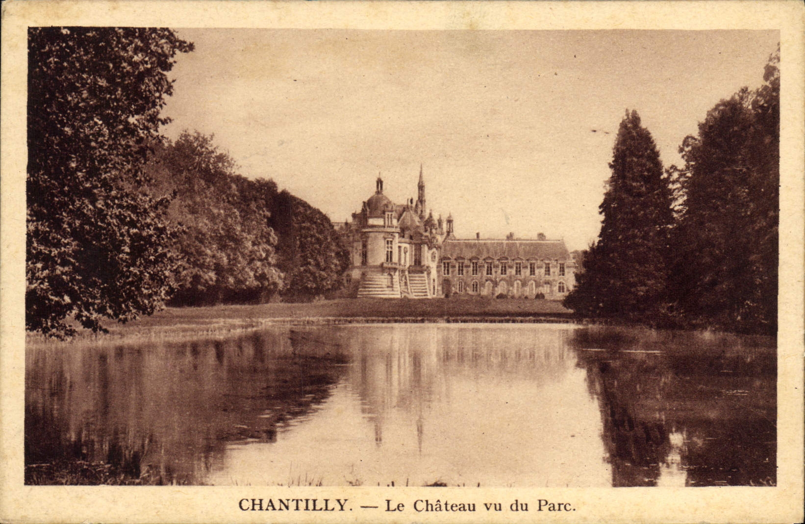 POSTAL Chantilly de la VENDIMIA el castillo visto del parque